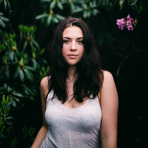 Meet your Posher, Emily - Picture 2 of 2